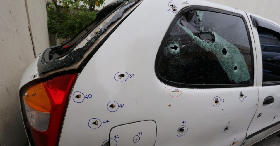 2.dez.2015 - Uma nova perícia realizada pela Polícia Civil no carro onde estavam os cinco jovens assassinados por PMs do 41º BPM , em Costa Barros, na zona norte do Rio de Janeiro, neste fim de semana, identificou ao menos 63 marcas de tiros no veículo