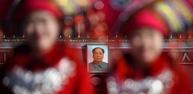 13.mar.2016 - Foto do líder comunista Mao Tse-tung é exibida durante a sessão plenária do Partido Comunista