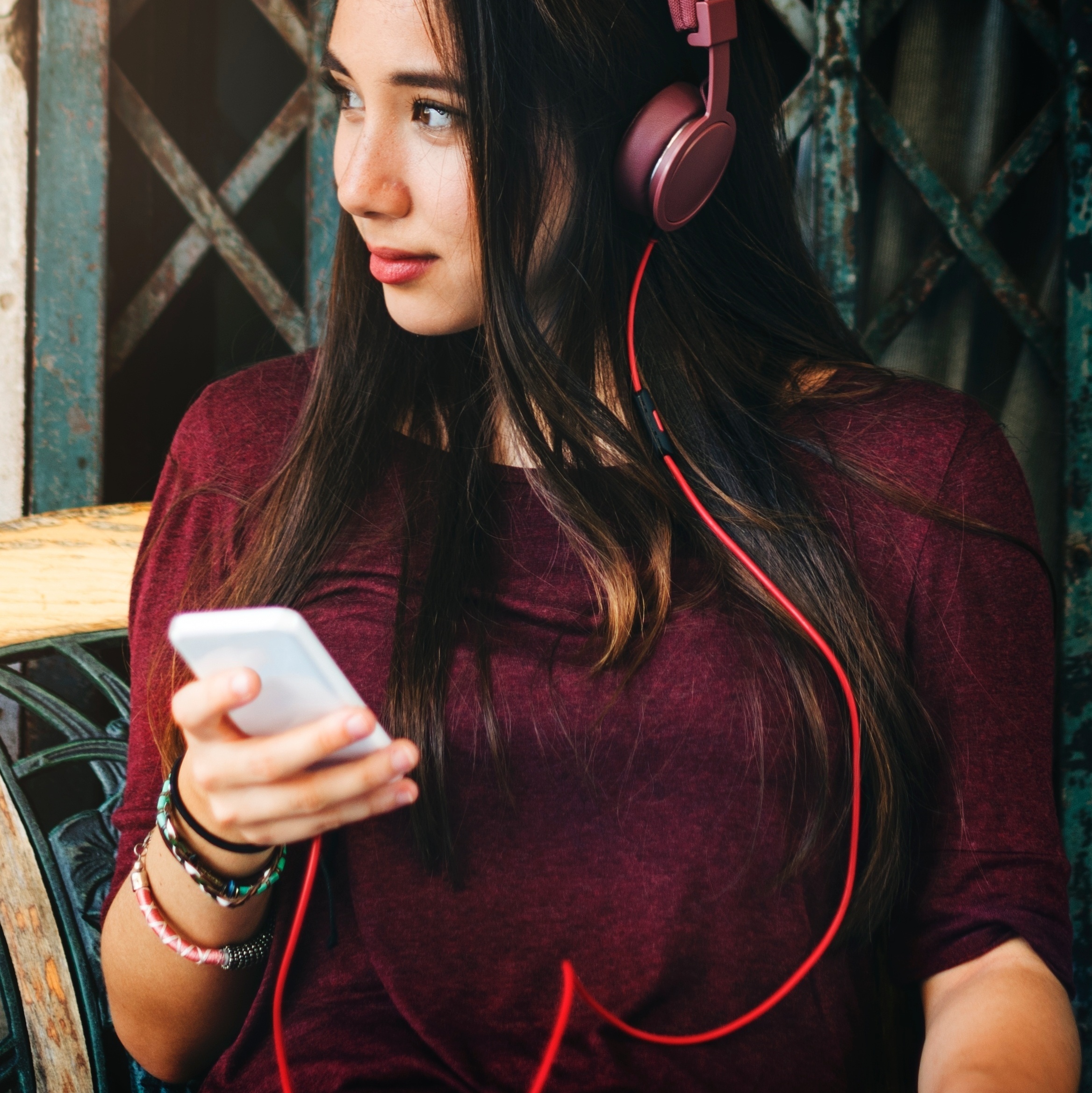 Jovem mulher enviando mensagens de texto navegando e rolando as mídias  sociais em um telefone sentindo-se feliz despreocupada e sorrindo ouvindo  podcast de música ou assistindo memes engraçados da internet online enquanto