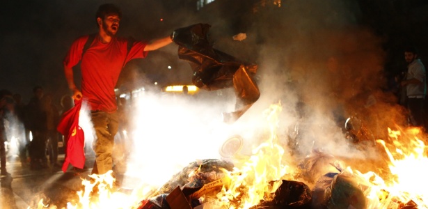 Manifestantes colocam fogo em sacos de lixo em rua de São Paulo - Fabio Braga/Folhapress