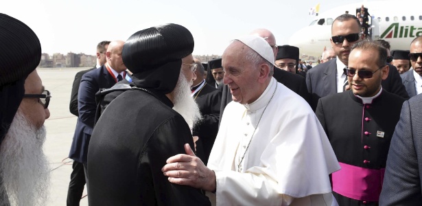 Papa Francisco cumprimenta sacerdote egípcio ao desembarcar no aeroporto do Cairo - EFE/Soliman Oteifi