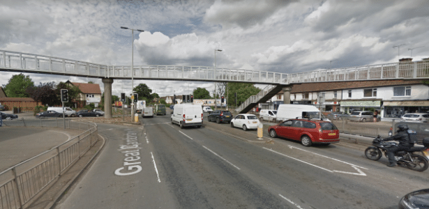 Passarela de Waltham Cross em Cheshunt, Inglaterra - Google Street View