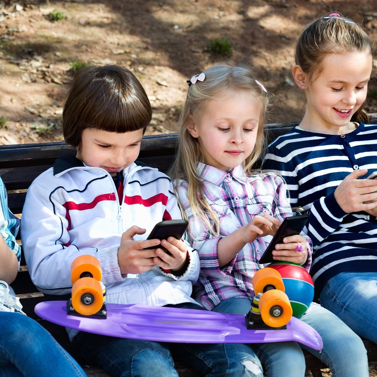 Dois adolescentes, menino e menina, jogam jogo para celular em