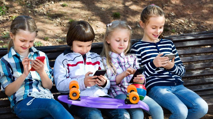 "Você não ensina como ser criativo apenas entrando em um app de criatividade", diz um pai que limita a quantidade de tempo que o filho pode passar em frente a telas - iStock