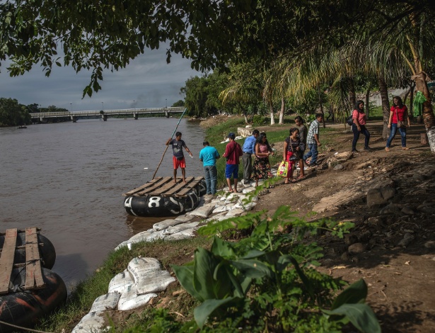 Passageiros saem de jangada após cruzar o rio Suchiate da Guatemala para Ciudad Hidalgo no México - Alejandro Cegarra/The New York Times