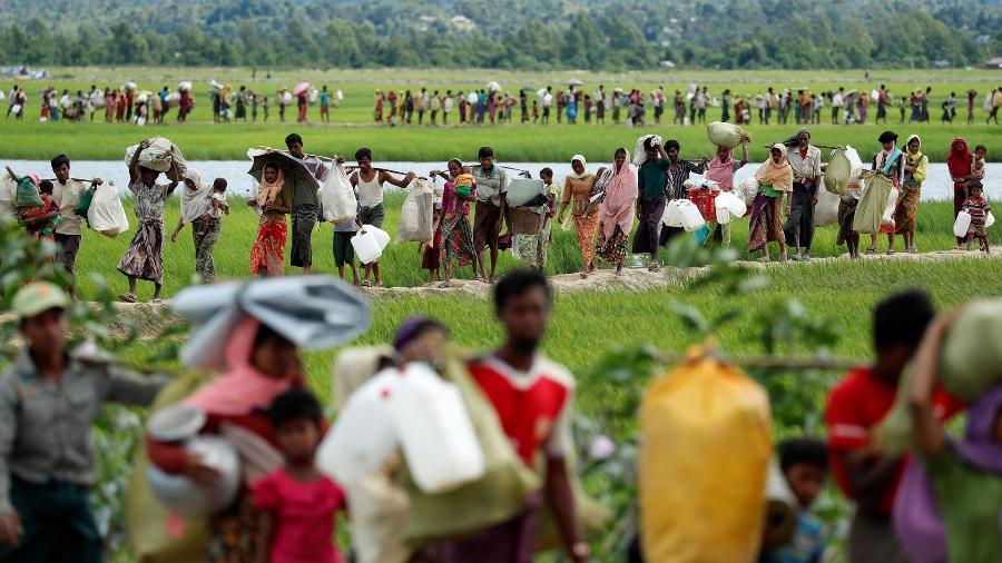 Refugiados Rohingya cruzam a fronteira para Bangladesh - Jorge Silva / Reuters