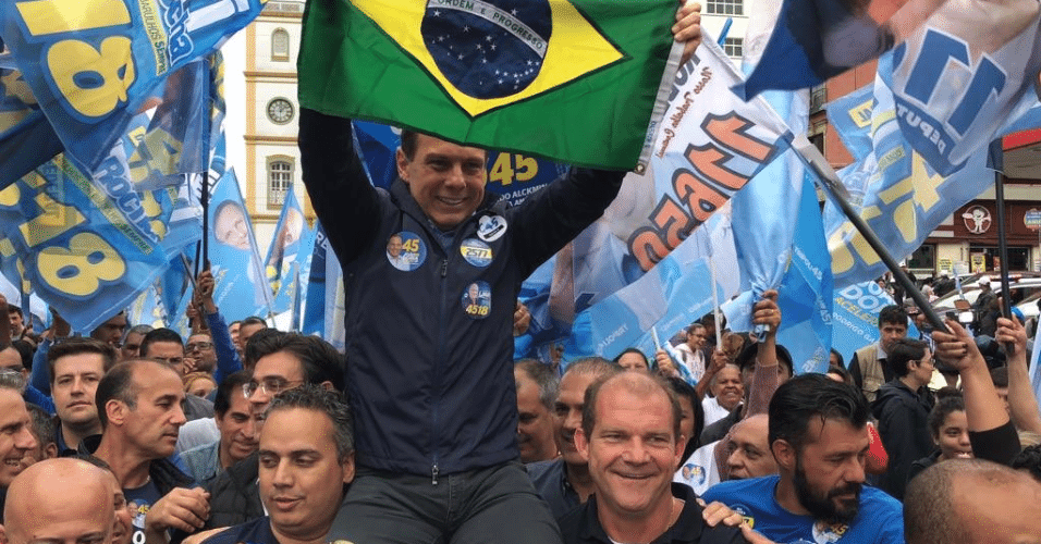 Pelo Twitter, o ex-prefeito de São Paulo João Doria postou uma foto com a bandeira do Brasil e reforçou o antipetismo