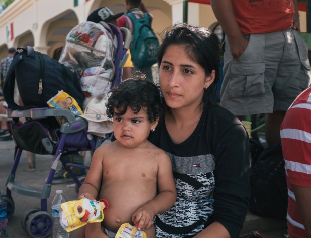 25.out.2018 - Migrante com sua filha na praça principal de Pijijiapan, no estado de Chiapas, no sudeste do México - Luis Antonio Rojas/The New York Times