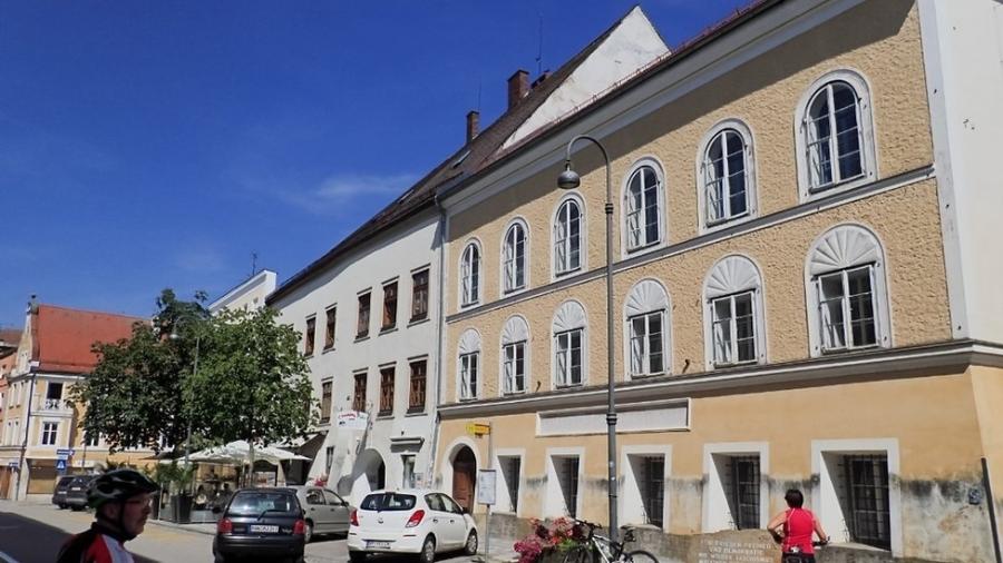 O prédio fica em uma rua movimentada na cidade de Braunau, na Áustria - JANA CAVOJSKA/SOPA IMAGES/GETTY IMAGES