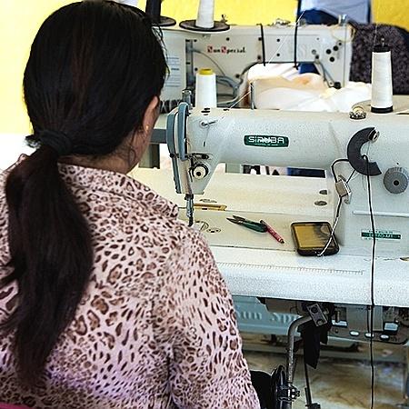 A Animale, marca de roupas de luxo, subcontratou costureiros imigrantes bolivianos e os submeteu a jornadas de mais de doze horas por dia - Fernando Martinho/Repórter Brasil