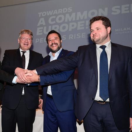 Italiano Matteo Salvini (2º da direita para a esquerda na foto), nacionalista e de extrema direita, tem visão crítica aos refugiados - Getty Images