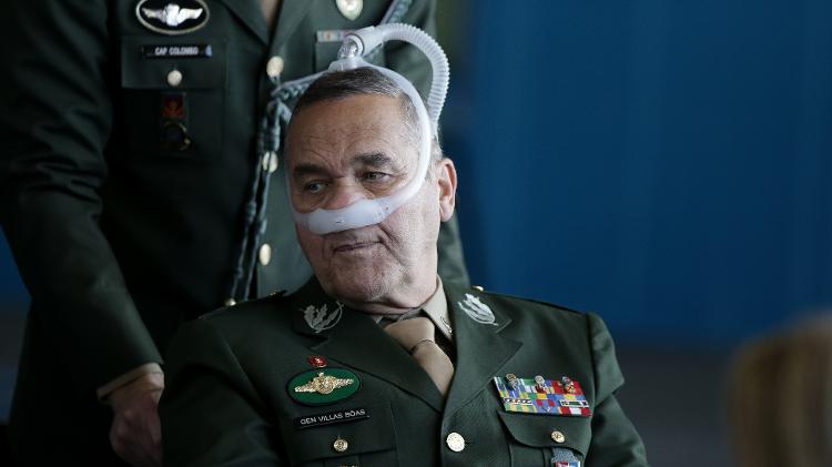 Fez uma broncoscopia | General Eduardo Villas Bôas é internado e passa por cirurgia em Brasília