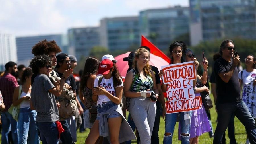 Em 15 de maio, estudantes e professores protestaram contra o contingenciamento de despesas na educação em todo o país - Marcelo Camargo/Agência Brasil