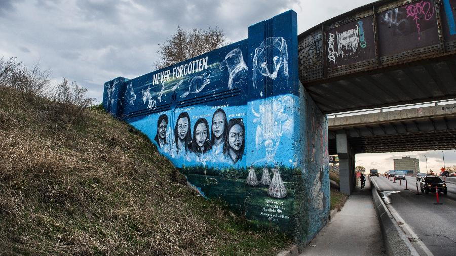 Mural em Winnipeg homenageia mulheres indígenas assassinadas ou desaparecidas no Canadá - Aaron Vincent Elkaim/The New York Times