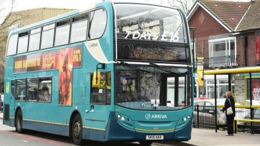 Menina pega ônibus errado, chora, e motorista desvia para deixá-la em casa - reprodução/Liverpool Echo