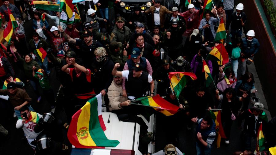 Bolivianos enchem as ruas de La Paz após a renúncia do presidente Evo Morales e do vice-presidente Álvaro García Linera - Reuters