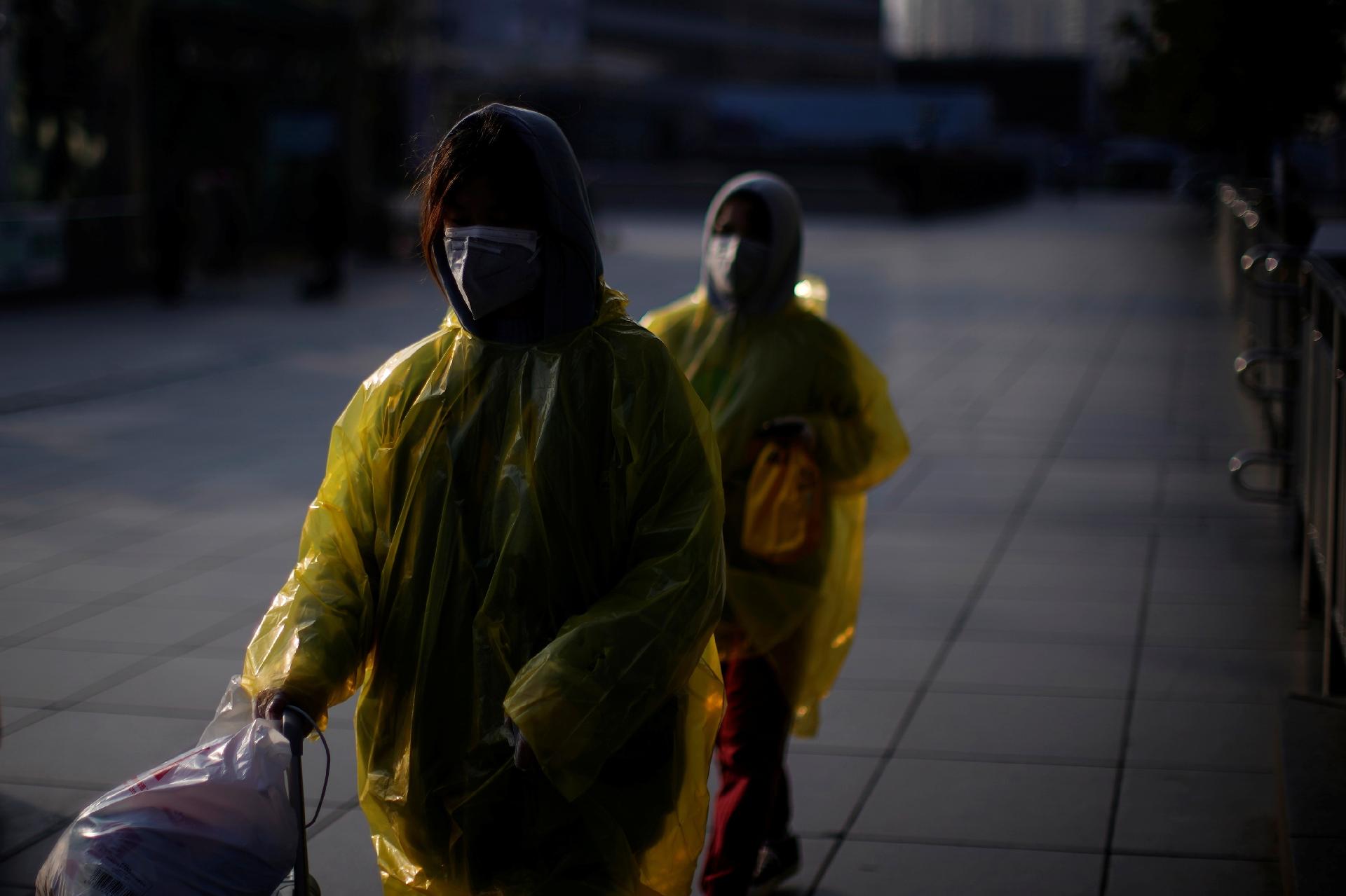 12.fev.2020 - Mulheres usam máscaras e capas de chuva em Shangai, para reforçar a proteção contra o coronavírus - ALY SONG/REUTERS