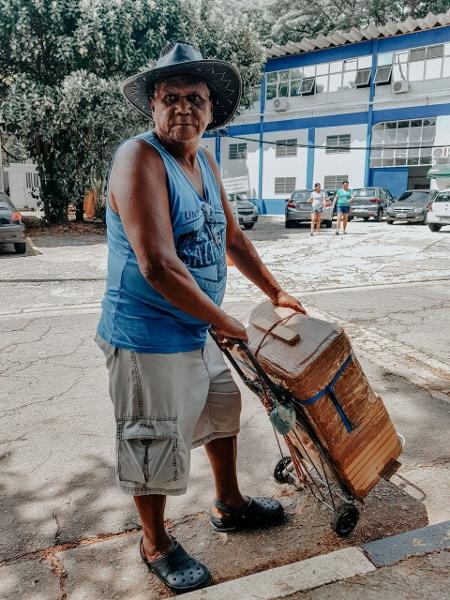 José Maria, 65 anos, vende sorvetes na porta da Unidade de Pronto Atendimento na Lapa, zona oeste de São Paulo - Talyta Vespa/UOL