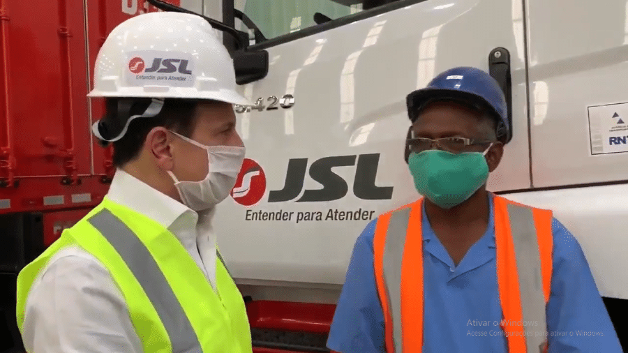 O governador João Doria grava vídeo dentro da empresa de logística JSL e utiliza capacete com logotipo da marca - Reprodução