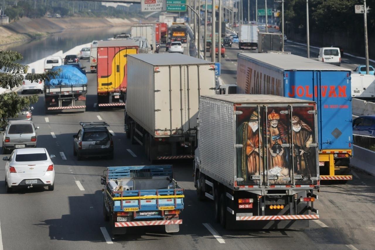 Marginal Tietê com trânsito em primeiro dia do megaferiado que tenta aumentar o isolamento social - Ricardo Matsukawa/UOL