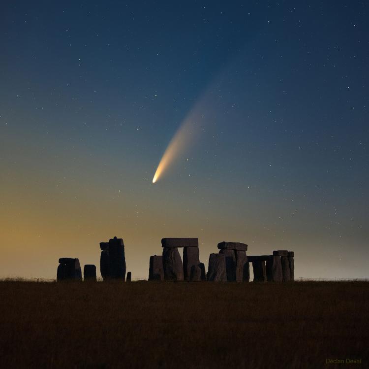 Cometa Neowise passando por Stonehenge, no Reino Unido 