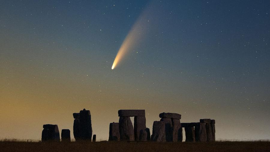 Cometa Neowise passa por Stonehenge, no Reino Unido, em 2020 - Declan Deval/Nasa