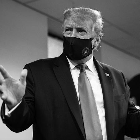 O presidente dos EUA, Donald Trump, compartilhou uma foto sua usando máscara e disse ser um ato "patriótico" - Reprodução/Twitter