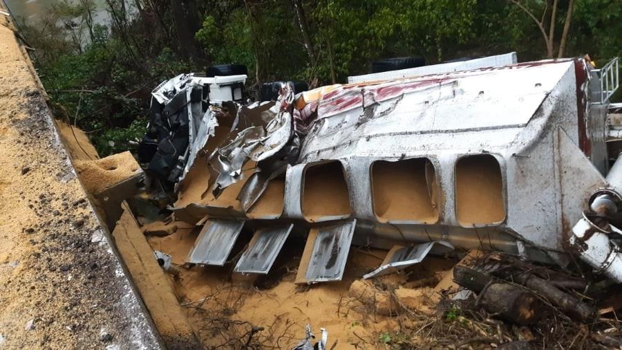 Caminhão caiu de uma ponte no km 192 na BR 470 em Bento Gonçalves (RS); o motorista foi socorrido - Polícia Rodoviária Federal do RS