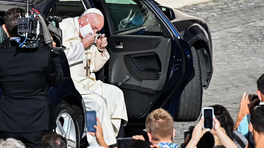 Papa Francisco chega de máscara para interagir com o público no Vaticano - Vincenzo Pinto/AFP