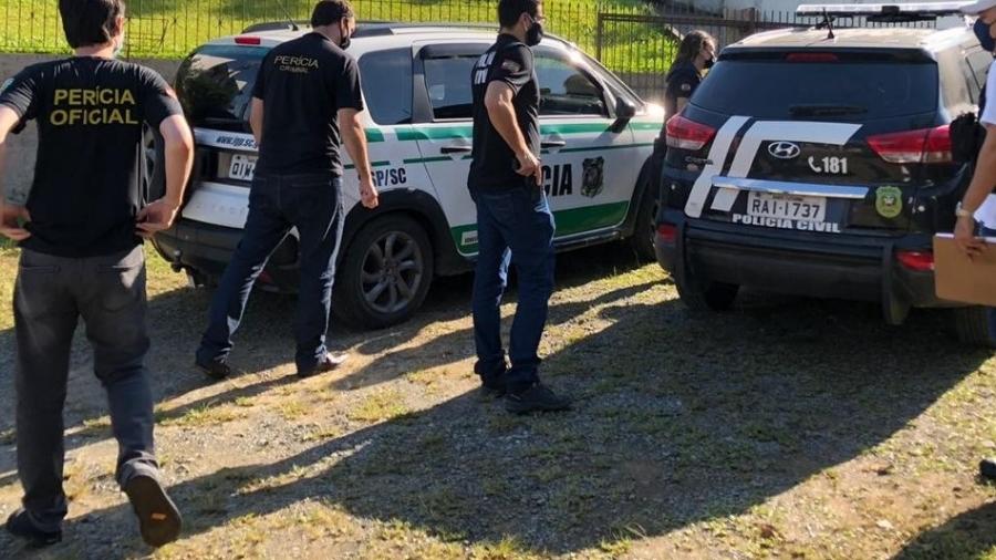 22.nov.2020 - Policiais civis cumpriram mandado de busca contra suspeito das ameaças racistas a uma vereadora eleita em Joinville - Divulgação/Polícia Civil