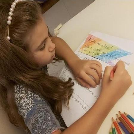 Malu Grossi pinta cartazes - Acervo pessoal - Acervo pessoal