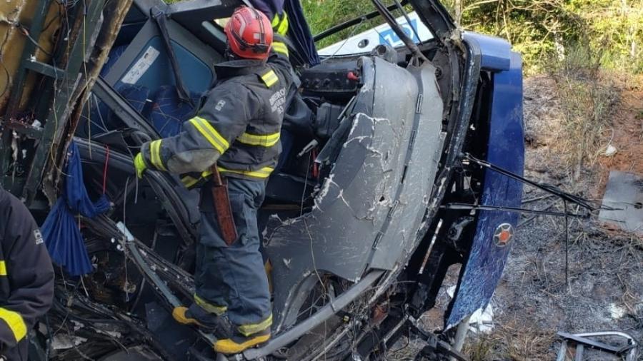 Segundo os bombeiros, 16 pessoas morreram por causa deste acidente, até por volta das 20h desta sexta-feira - Divulgação/Corpo de Bombeiros-MG