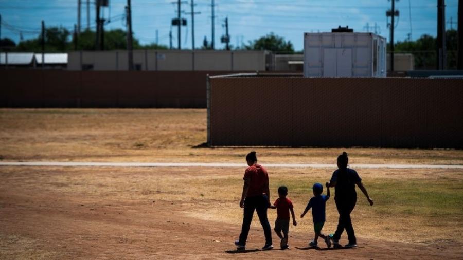 Pela lei, os menores não devem ficar mais de 20 dias sob custódia das autoridades migratórias americanas - GETTY IMAGES