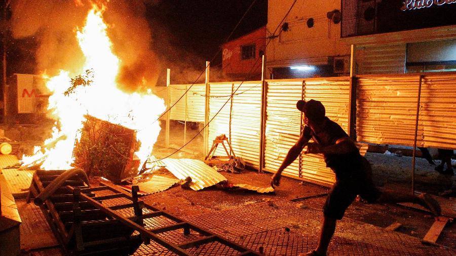 05.mar.2021 - Protestantes tomam as ruas de Assunção, no Paraguai, contra o presidente  Mario Abdo Benítez - REUTERS/Cesar Olmedo