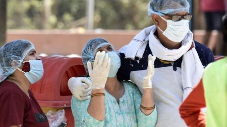 Equipe médica lamentando mortes por coronavírus em Kuvadava, uma vila em Gujarat - Getty Images - Getty Images