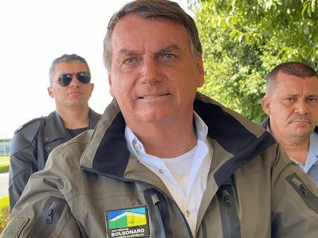 Jair Bolsonaro fala com apoiadores um dia após pronunciamento em rede nacional - Reprodução/Foco do Brasil