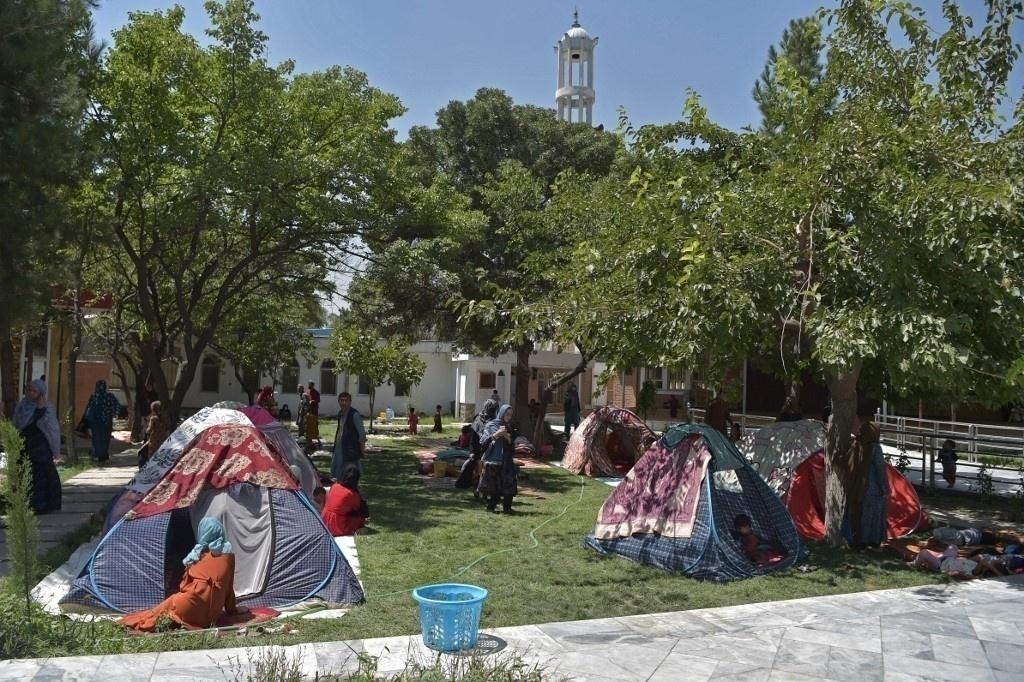 Famílias afegãs se abrigam em Cabul após fuga de cidades tomadas pelo Talibã - WAKIL KOHSAR / AFP