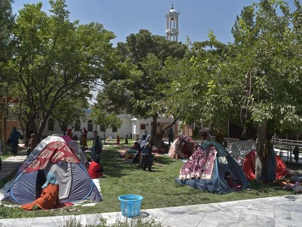 Famílias afegãs se abrigam em Cabul após fuga de cidades tomadas pelo Talibã - WAKIL KOHSAR / AFP