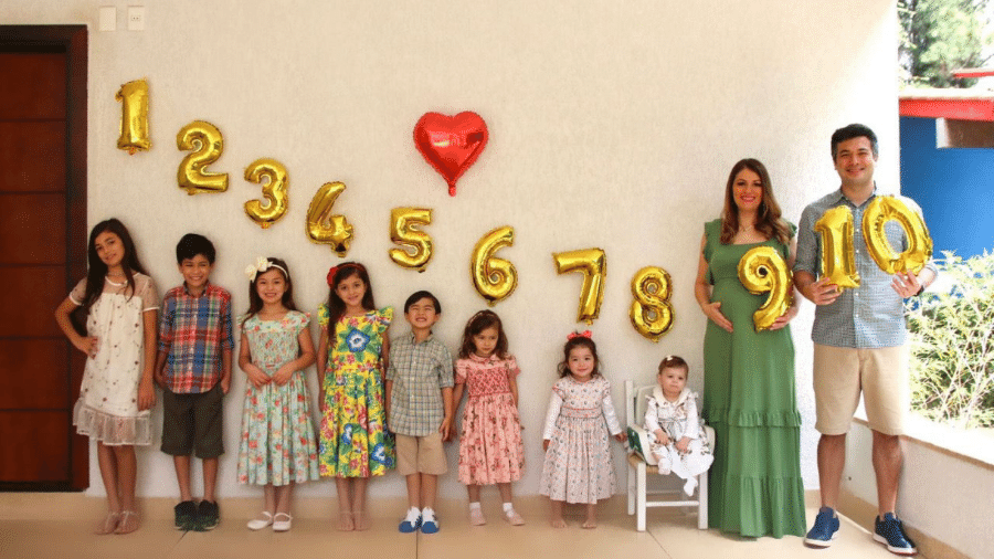 Mariana e Carlos Arasaki com os oito filhos: a mais velha, Maria Philomena, tem 9 anos, a mais nova, Stella, 10 meses - Arquivo Pessoal