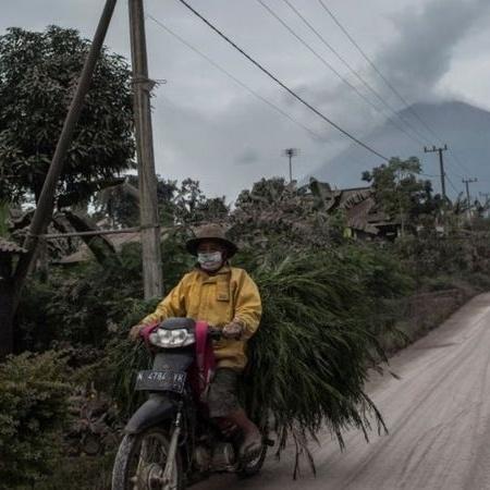 Os residentes correram para se proteger quando a nuvem de cinzas vulcânicas começou a cair sobre eles - AFP/BBC