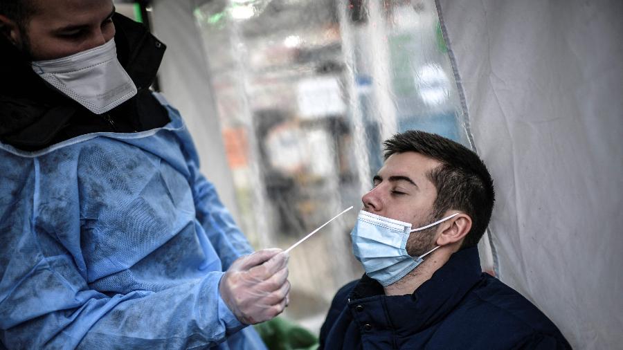 23.dez.2021 - Homem faz teste para detecção do coronavírus em Paris, capital da França - Stephane de Sakutin/AFP