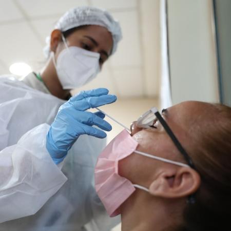 Paciente faz coleta para teste de covid-19 em Manaus - Rodrigo Santos/Secretaria de Saúde do Amazonas