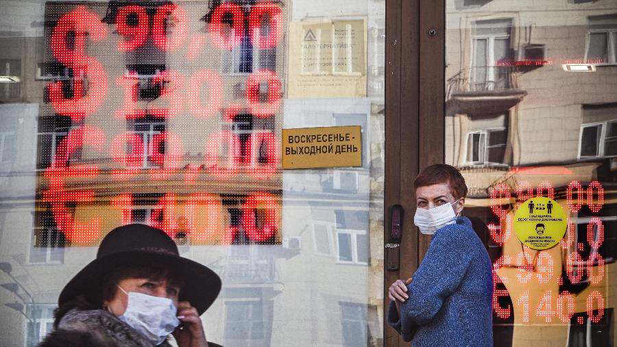 Pessoas em frente a uma caixa de câmbio no centro de Moscou, na Rússia - Alexandre Nemenov/AFP