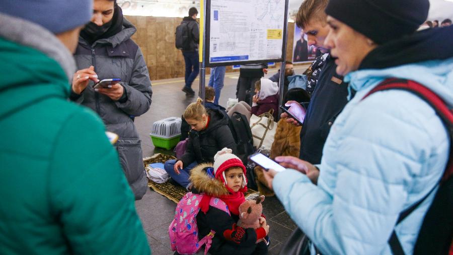 Pessoas abrigadas no metrô de Kiev, na Ucrânia, em meio a invasão da Rússia - REUTERS/Viacheslav Ratynskyi