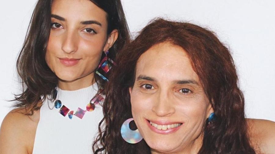 Maria Eduarda Henriques, que iniciou processo de transição há 4 anos, com uma das filhas - Reprodução/Instagram