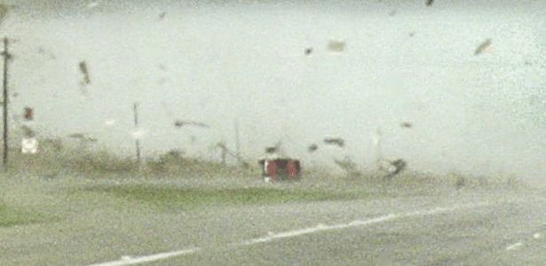 Tornado atingiu o Texas, nos EUA, e fez caminhonete rodopiar na pista