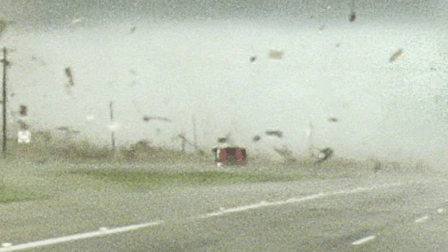 Tornado atingiu o Texas, nos EUA, e fez caminhonete rodopiar na pista - Reprodução/Twitter