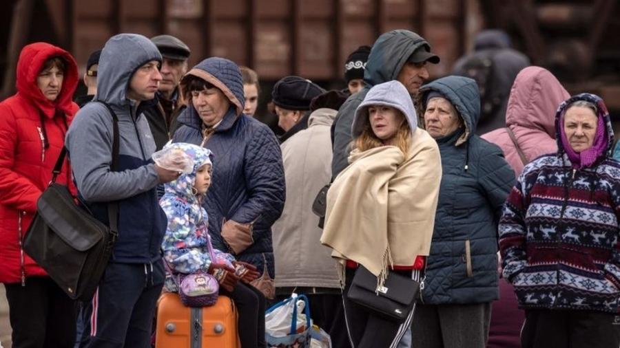 Famílias esperam para embarcar em um trem na estação central de Kramatorsk, na região de Donbas, na Ucrânia, em 5 de abril - Getty Images