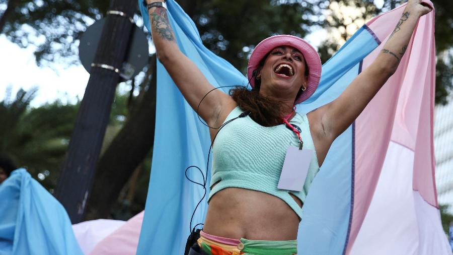 Parte das celebrações do Orgulho LGBTQIA+, pessoas frequentam a Marcha Trans - REUTERS/Carla Carniel