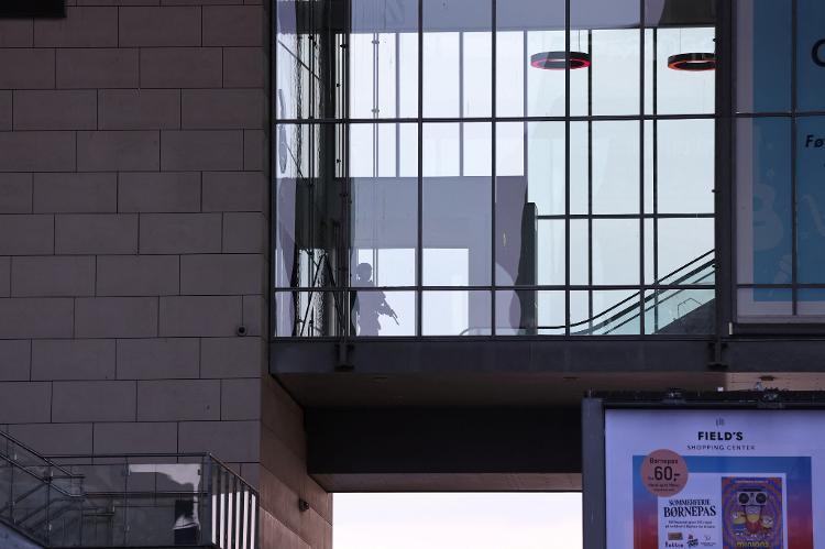 Jul 03.22 - Armed Police arrive at Field shopping center after Danish police said they had reported a gunshot in Copenhagen, Denmark - RITZAU SCANPIX/REUTERS - RITZAU SCANPIX/REUTERS